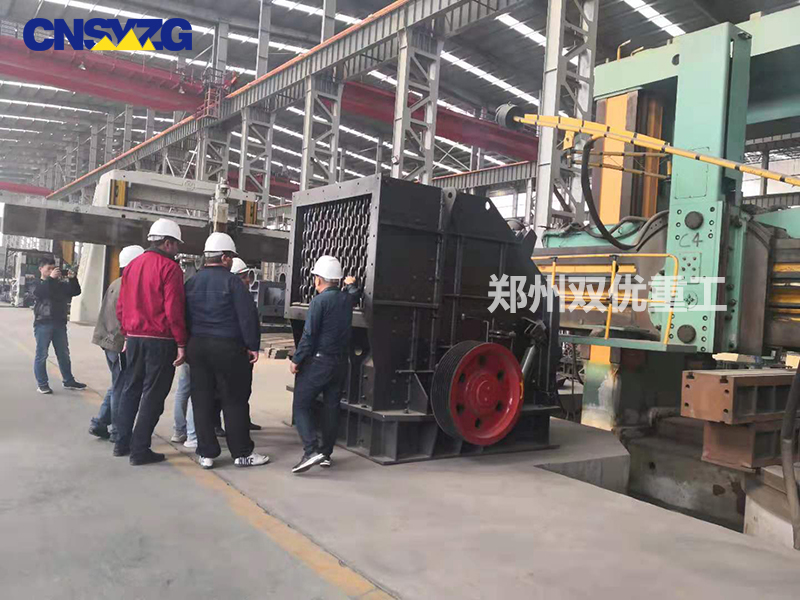 客戶參觀鄭州雙優(yōu)移動破碎機(jī)車間